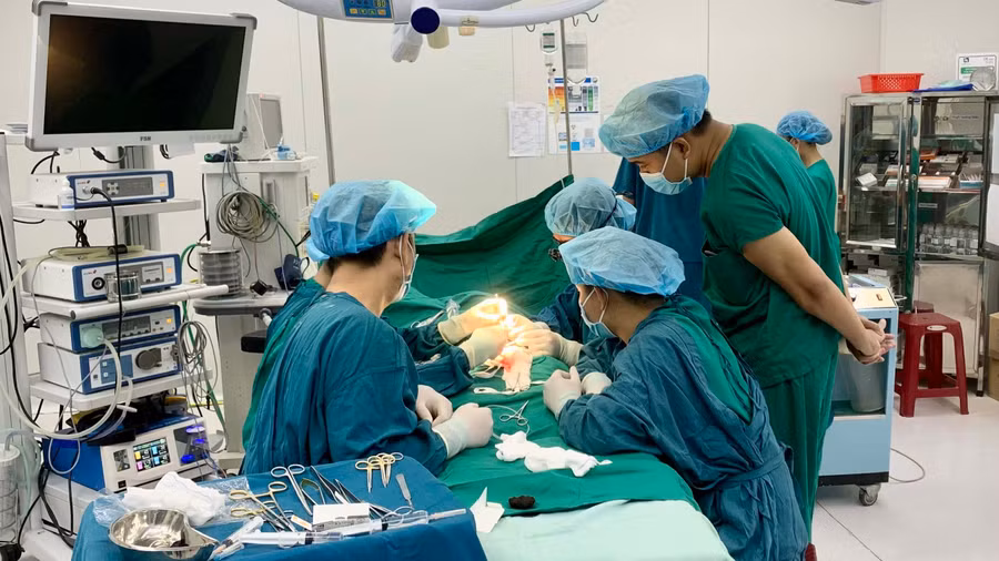 Các bác sĩ Hội Phẫu thuật nhi Việt Nam phối hợp với y-bác sĩ Bệnh viện Nhi tỉnh tiến hành phẫu thuật cho bệnh nhi sứt môi, hở hàm ếch. Ảnh: Như Nguyện