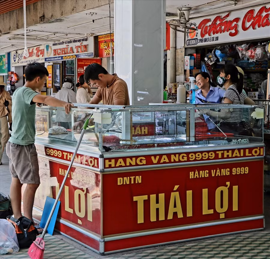 Theo khai báo của chủ tiệm vàng Thái Lợi, số vàng bị cướp chủ yếu là vàng 18K, trị giá khoảng 1,2 tỉ đồng.