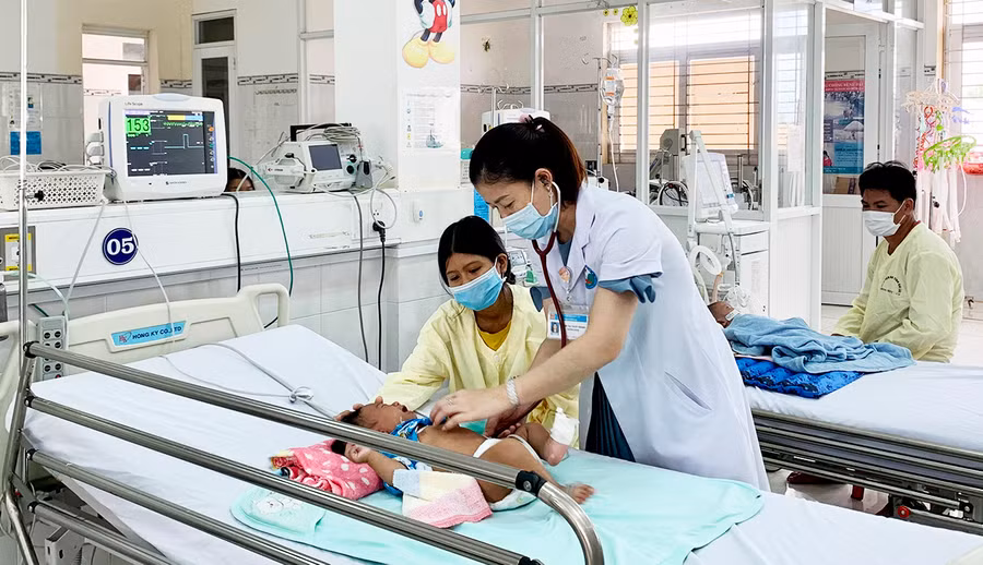  Bác sĩ thăm khám cho một bệnh nhi mắc SXH tại Bệnh viện Nhi Gia Lai. Ảnh: Như Nguyện