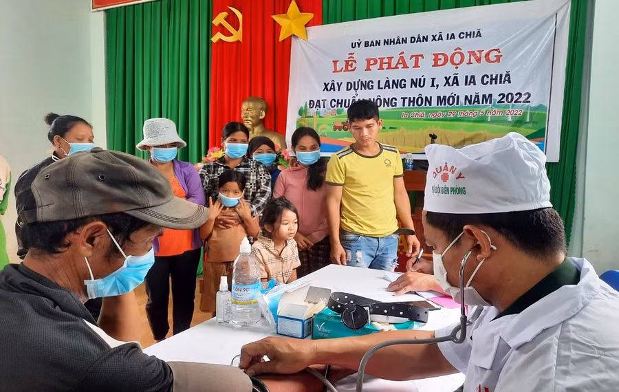 Cán bộ Quân y Bộ Chỉ huy Bộ đội Biên phòng tỉnh khám bệnh cho người dân làng Nú 1, xã Ia Chía. Ảnh: Anh Huy