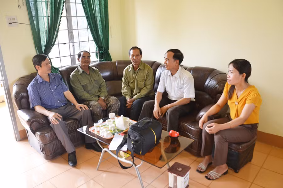 Ông Nguyễn Văn Minh (thứ 2 từ phải sang)-Chủ tịch Hội CCB xã Hòa Phú trao đổi với hội viên về công tác Hội. Ảnh: Hoàng Cư