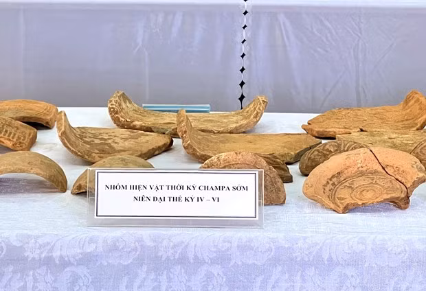  Nhóm hiện vật thời kỳ Champa sớm niên đại thế kỷ 4-6 được phát hiện tại phế tích Châu Thành. (Ảnh: Nguyên Linh/TTXVN)