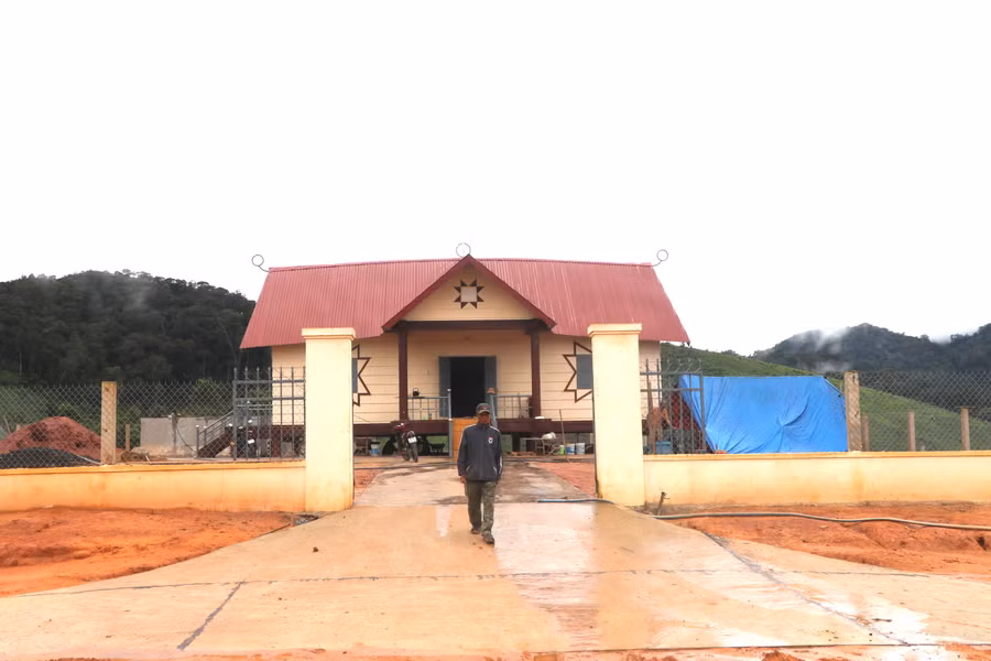 Nhà rông kiên cố-trái tim của dân làng Kon Bông (xã Đak Rong, huyện Kbang) được xây dựng trên mỏm đất cao, bao quát toàn cảnh buôn làng. Ảnh: Ngọc Minh