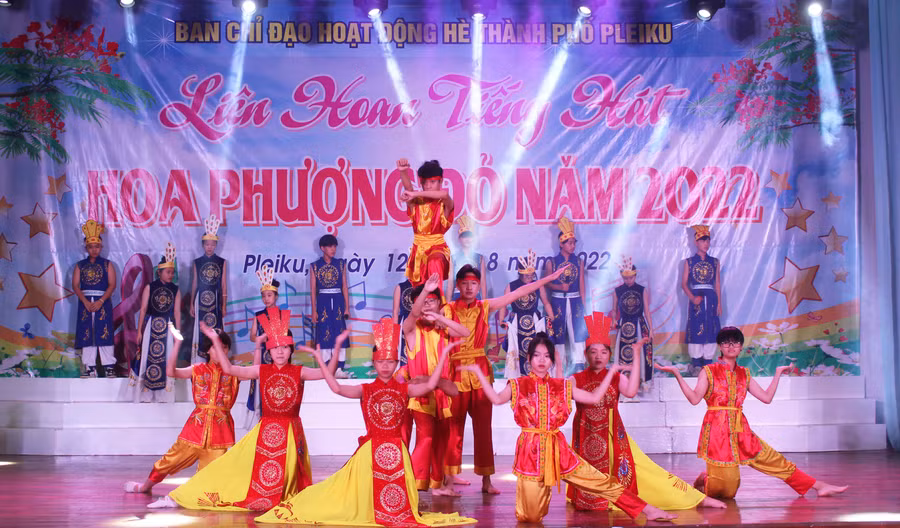 Tiết mục Hồn thiêng đất Việt của Ban Chỉ đạo hoạt động hè phường Hội Thương (TP. Pleiku). Ảnh: Minh Nhật