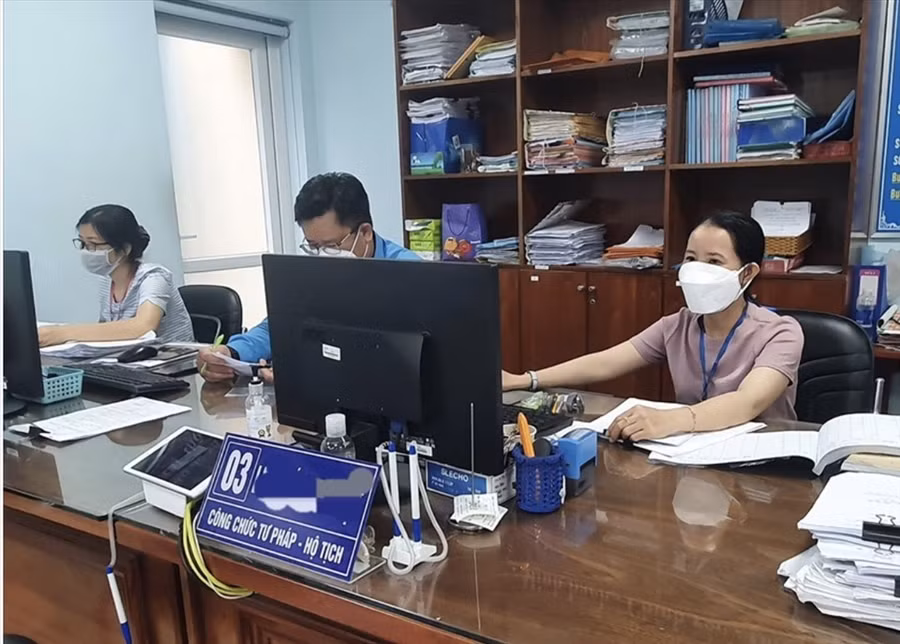Áp lực vì công việc quá tải dẫn đến cán bộ, công chức nghỉ việc ở TPHCM. Ảnh: Phương Ngân