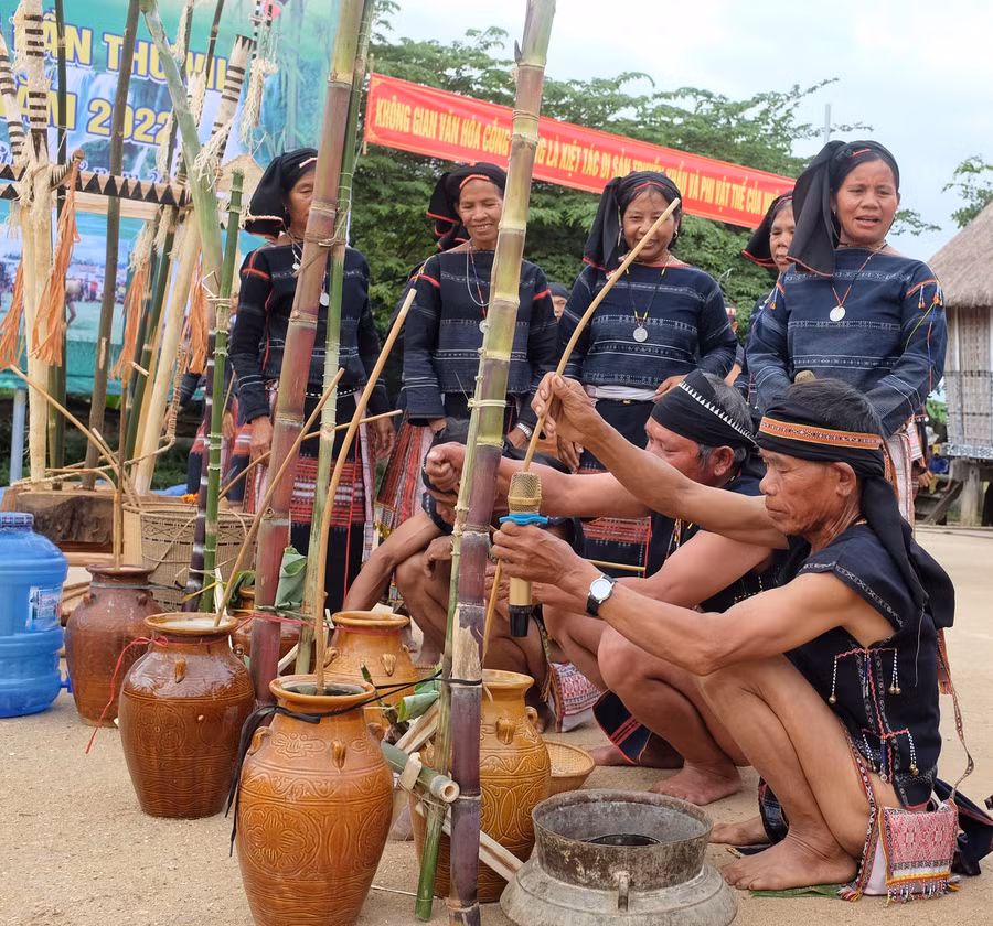  Đội chiêng làng Kgiang tái hiện nghi thức mừng lúa mới cùng phần trình diễn cồng chiêng. Ảnh: Hoàng Ngọc