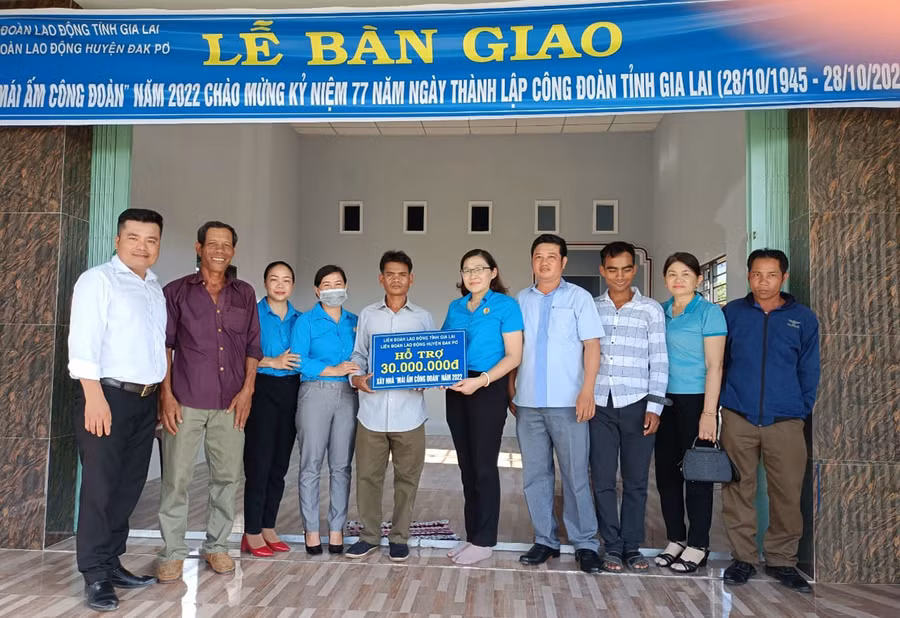 Lãnh đạo Liên đoàn Lao động huyện Đak Pơ bàn giao nhà “Mái ấm Công đoàn” cho anh Đinh Văn Trót. Ảnh: Tuyết Mai Anh Đinh Văn Trót hiện là Phó Chủ tịch Hội cựu chiến binh xã Phú An. Gia đình anh là hộ khó khăn về nhà ở.