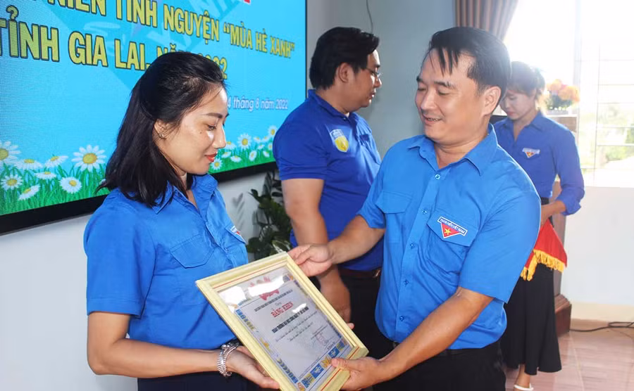 Anh Đỗ Duy Nam-Phó Bí thư Tỉnh Đoàn, Chỉ huy trưởng Chiến dịch Thanh niên tình nguyện hè năm 2022 tặng bằng khen cho các tập thể có thành tích xuất sắc trong chiến dịch "Mùa hè xanh". Ảnh: Phan Lài Anh Đỗ Duy Nam-Phó Bí thư Tỉnh Đoàn, Chỉ huy trưởng Chiến dịch Thanh niên tình nguyện hè năm 2022 tặng bằng khen cho các tập thể có thành tích xuất sắc trong chiến dịch