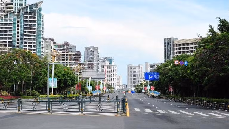Thành phố Tam Á, đảo Hải Nam, Trung Quốc phong toả ngăn chặn COVID-19, ngày 6.8.2022. Ảnh: Getty