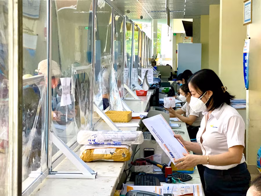 Các thế lực thù địch và các đối tượng phạm tội lợi dụng mạng lưới dịch vụ bưu chính xâm phạm an ninh, trật tự với nhiều thủ đoạn tinh vi, xảo quyệt. Ảnh: Anh Huy