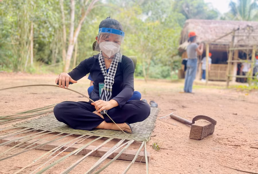 Tái hiện nghề mây tre tại Củ Chi. Ảnh: Vũ Phượng