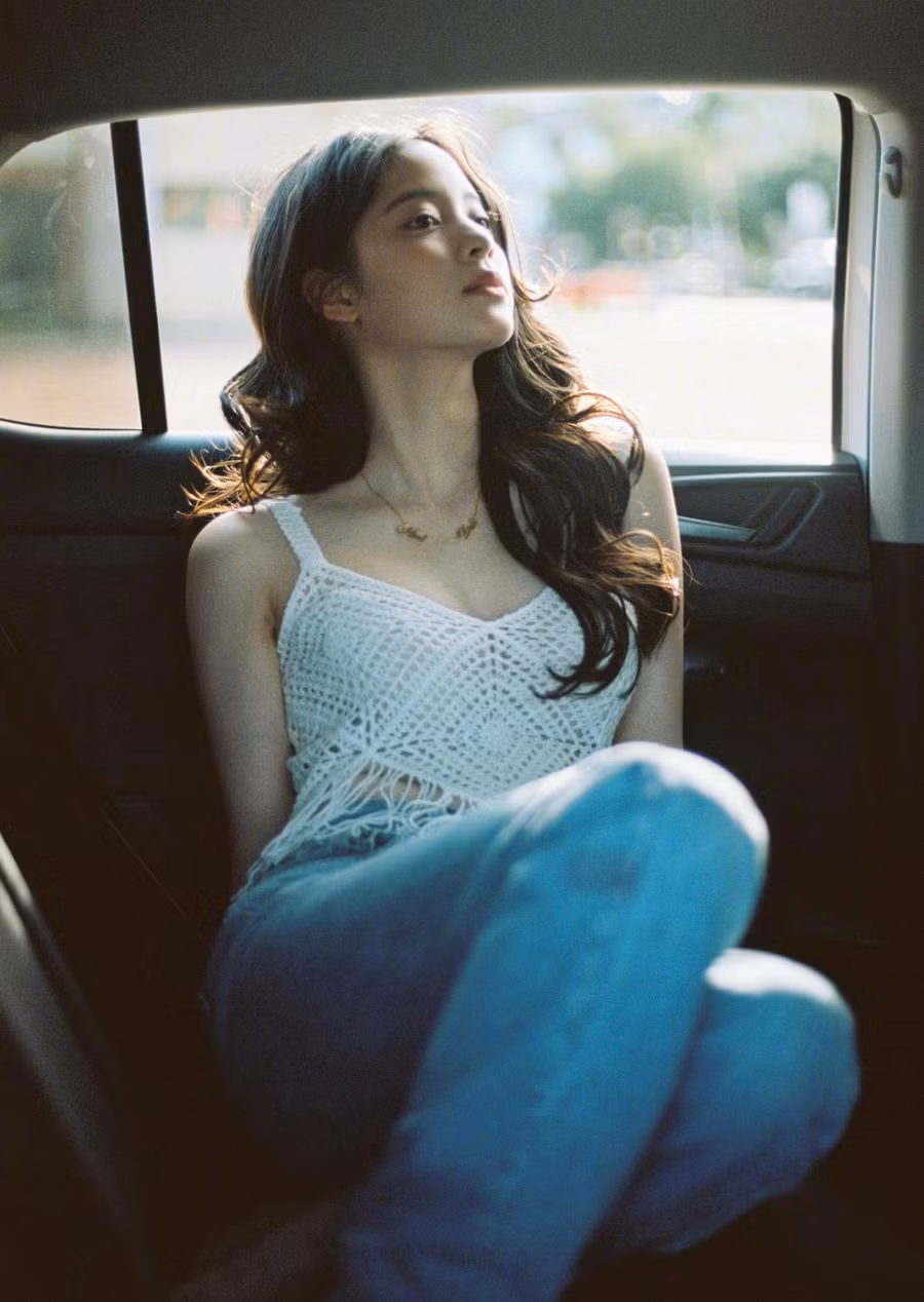 Công chúa Cello, Âu Dương Na Na chạy theo phong cách Y2K nên lựa chọn cách mix áo crochet với quần denim đầy sành điệu, phóng khoáng.