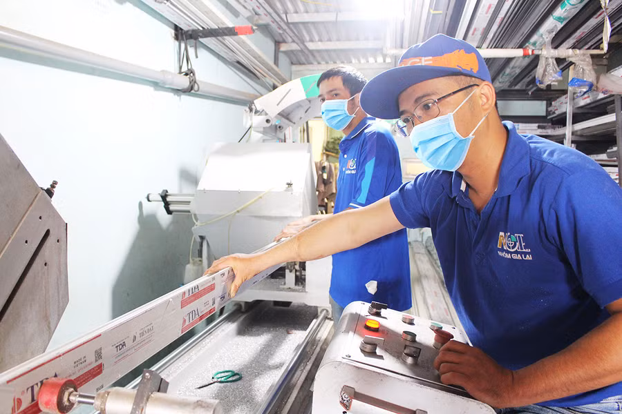 Công nhân Công ty TNHH một thành viên An Đại Phát Gia Lai thực hiện sản xuất theo phương án “3 tại chỗ”. Ảnh: Minh Nguyễn