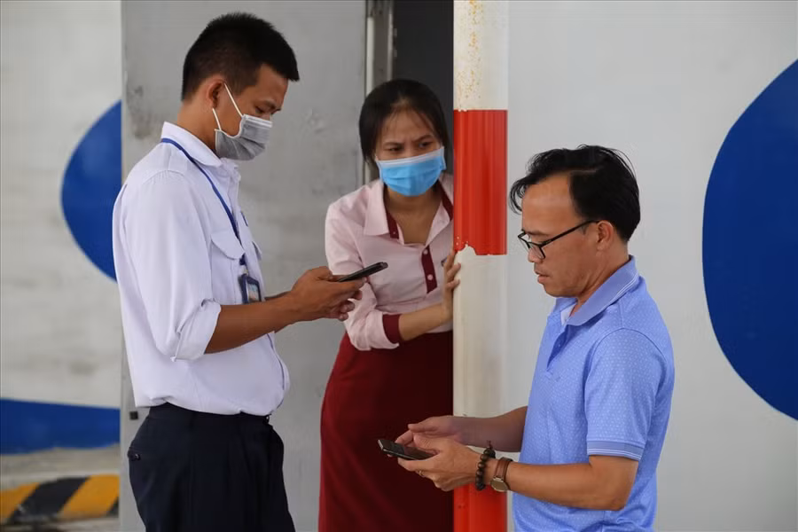 Anh Lê Hoàng Minh ở Đà Nẵng phải xuống xe để cung cấp thông tin cho nhân viên trạm, chứng minh mình đã đóng đủ tiền vào tài khoản.