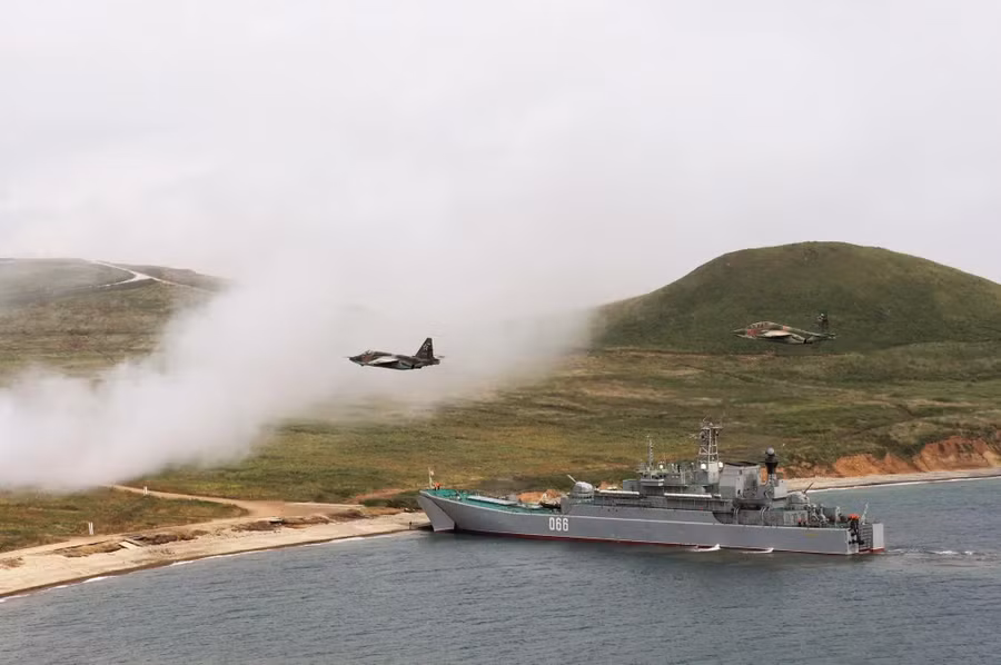 Tàu chiến và máy bay tham gia cuộc tập trận Vostok 2018. Ảnh chụp màn hình tass Tàu chiến và máy bay tham gia cuộc tập trận Vostok 2018. Ảnh chụp màn hình tass