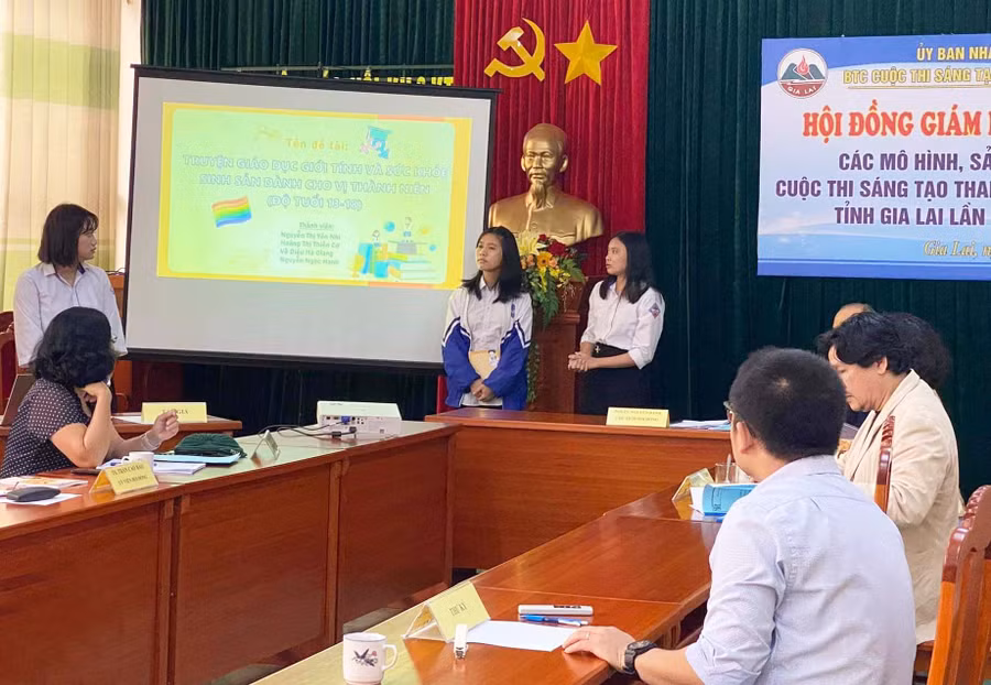 Nhóm học sinh Trường THPT Nguyễn Bỉnh Khiêm (huyện Chư Sê) trình bày mô hình “Truyện giáo dục giới tính và sức khỏe sinh sản dành cho vị thành niên”. Ảnh: Trần Dung
