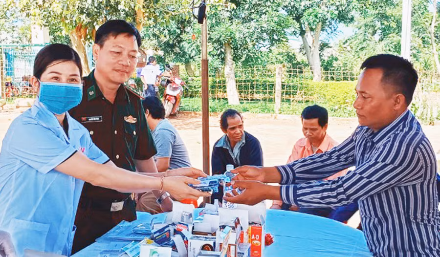 Các y-bác sĩ cấp thuốc cho cán bộ và Nhân dân nước bạn. Ảnh: Vĩnh Hoàng Cấp thuốc cho cán bộ và Nhân dân nước bạn