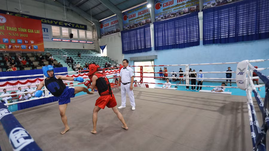 Hơn 100 vận động viên của 8 địa phương tranh tài ở môn võ cổ truyền. Ảnh: Văn Ngọc