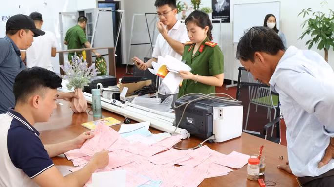 Công an thu thập tài liệu, chứng cứ phạm tội của đối tượng