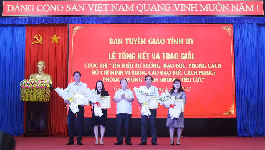 Đồng chí Châu Ngọc Tuấn (ở giữa)-Phó Bí thư Thường trực Tỉnh ủy, Trưởng đoàn Đại biểu Quốc hội tỉnh trao giải nhất cho các tập thể. Ảnh: Phan Lài