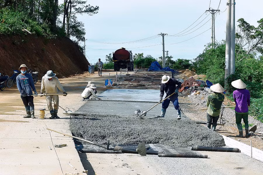  Người dân huyện Kbang tham gia làm đường giao thông nông thôn. Ảnh: Nguyễn Hồng