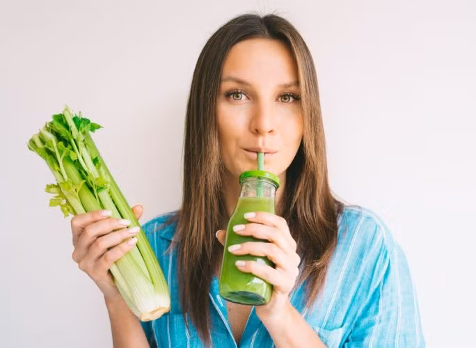 Nước ép cần tây có thể giúp hỗ trợ sức khỏe của mắt vì tăng cường vitamin A. Ảnh: Shutterstock