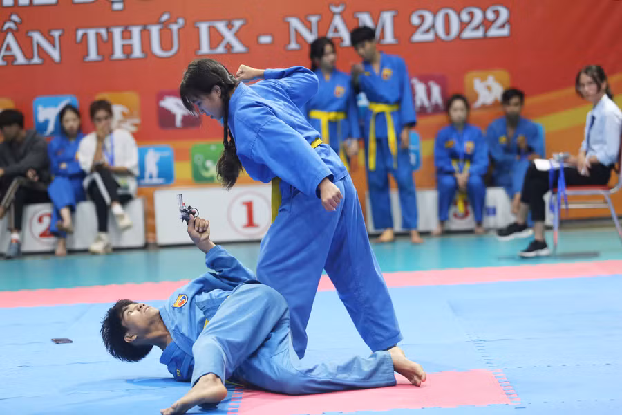 Tình huống giả định của bài quyền tự vệ thường được đưa ra với việc võ sĩ phải đối mặt với đối thủ có vũ khí. 