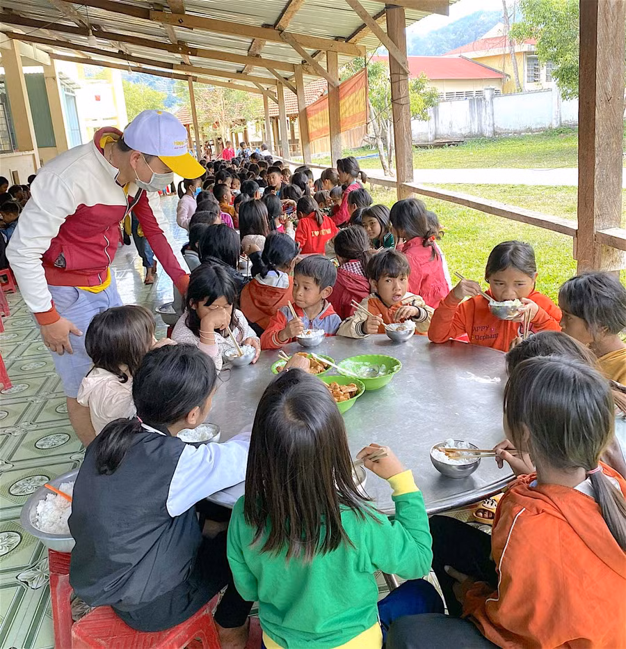 Bếp ăn bán trú là một trong những giải pháp hiệu quả trong việc huy động học sinh đến trường và duy trì sĩ số ở các trường vùng khó. Ảnh: Mộc Trà