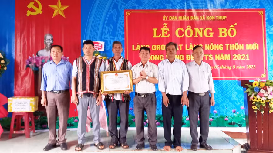 Đại diện của làng Groi nhận quyết định công nhận làng đạt chuẩn nông thôn mới năm 2021. Ảnh: Hà Phương