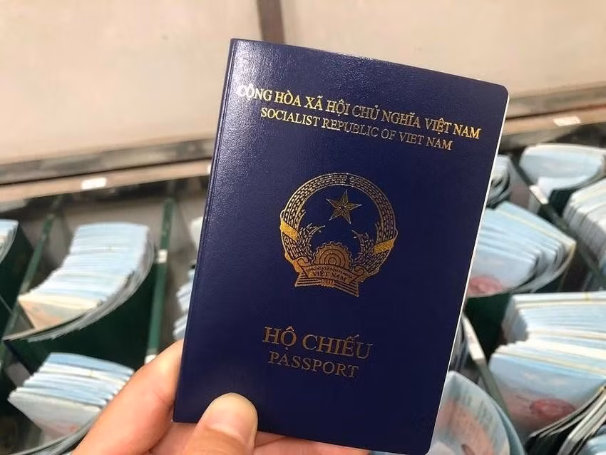 Hộ chiếu mẫu mới của Việt Nam có bìa màu tím than, không có thông tin về nơi sinh của công dân. Ảnh nguồn PLO