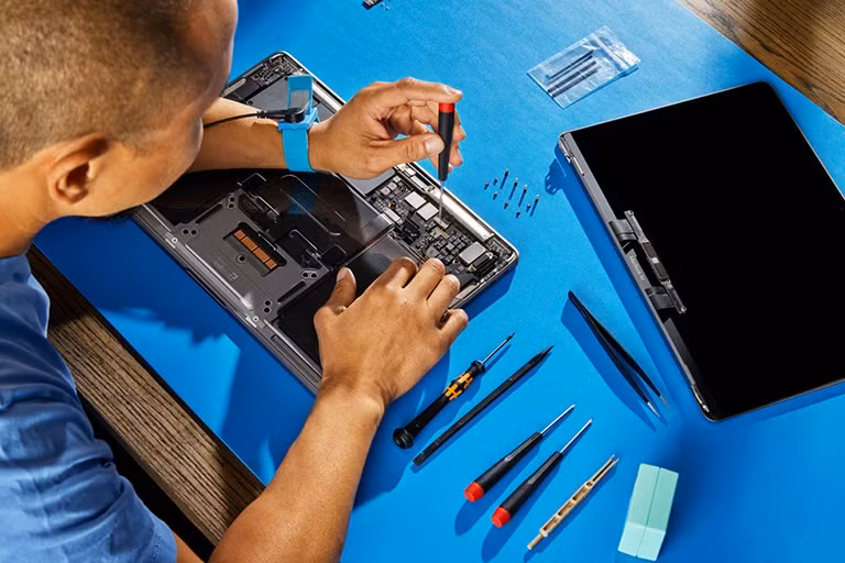 Chương trình Self Service Repair đã được mở rộng sang MacBook. Ảnh: Apple