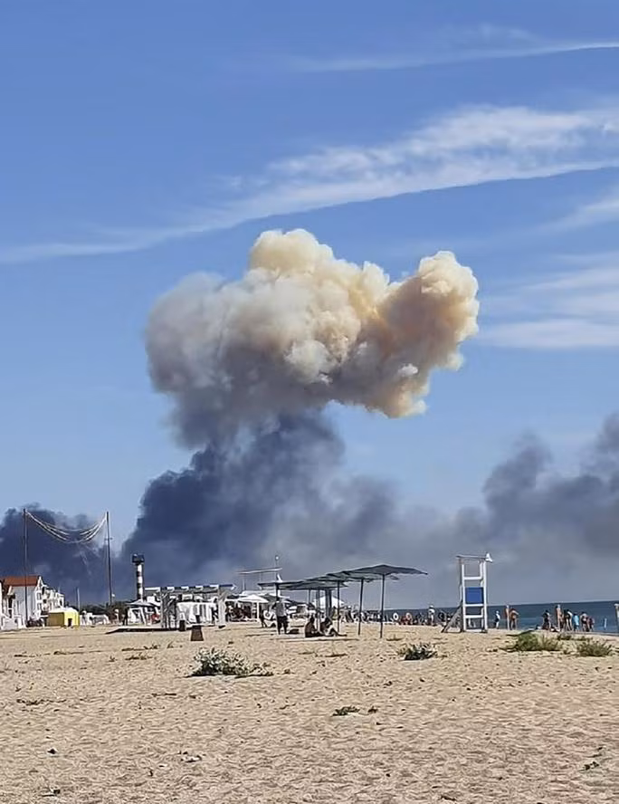Các vụ nổ lớn ở Crimea ngày 9-8. Ảnh: AP