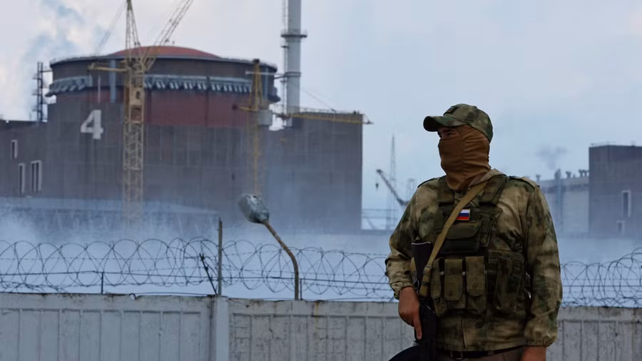 Quân nhân Nga tuần tra bên ngoài nhà máy điện hạt nhân Zaporizhzhia vào ngày 4-8. Ảnh: Reuters.