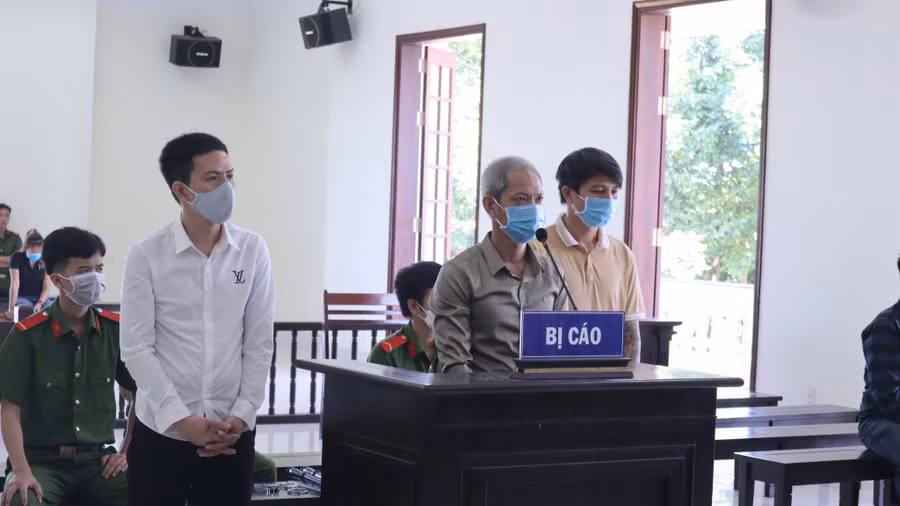  Các bị cáo (từ phải qua) Hùng, Long và Lâm tại phiên tòa sơ thẩm ngày 30.8