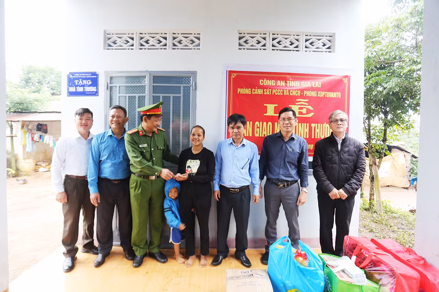  Các đơn vị đã bàn giao nhà tình thương cho gia đình chị A Mí Ảnh Văn Ngọc