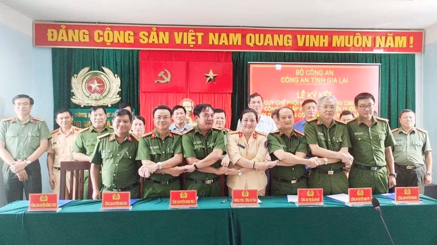 Lễ ký kết quy chế phối hợp giữa Phòng Cảnh sát Giao thông với Công an huyện Đak Đoa, Mang Yang, Đak Pơ, Kbang, Kông Chro và thị xã An Khê (ảnh Công an tỉnh cung cấp). 