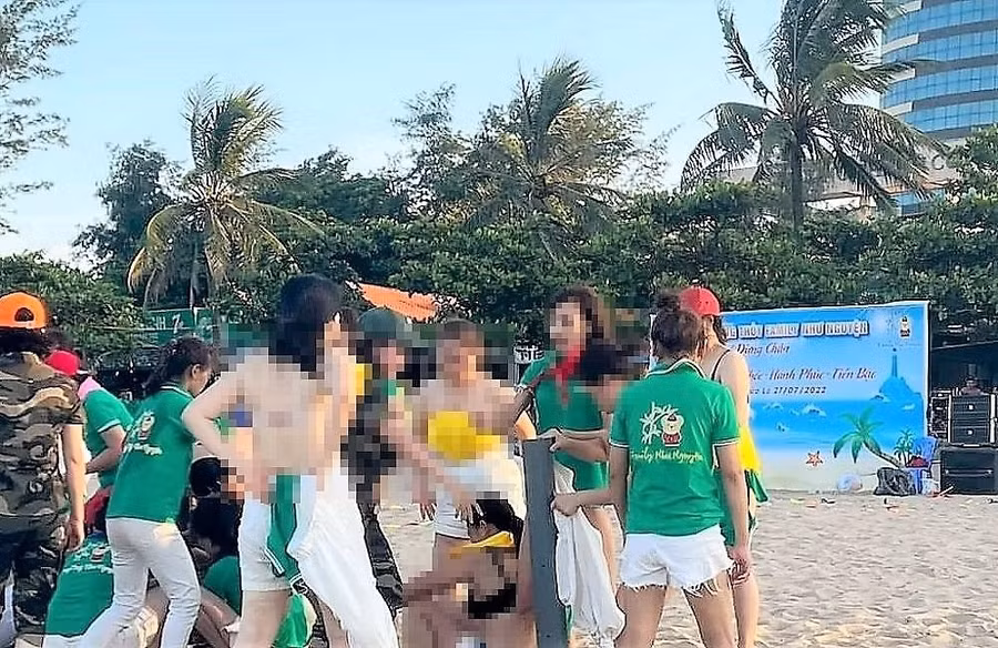 Nhóm du khách vô tư chơi trò chơi và “thả rông” phản cảm trên bãi biển Cửa Lò. Ảnh: tintucnghean.vn