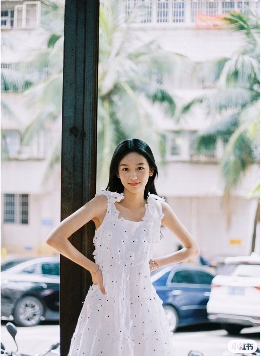 Khí chất thanh lịch, dịu dàng của Châu Dã lại càng thêm trẻ trung, ngọt ngào với đầm hai dây trắng họa tiết nổi cùng bèo nhún.