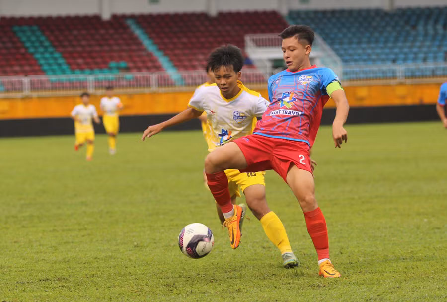 U15 TP. Hồ Chí Minh (phải) đã thi đấu nỗ lực nhưng không có bàn thắng. Ảnh: Văn Ngọc