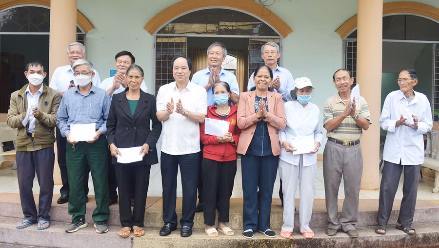 Ông Trương Xuân Cừ (hàng dưới, thứ 4 từ trái qua) tặng quà cho NCT khó khăn của phường Yên Thế. Ảnh: Anh Huy Ông Trương Xuân Cừ (hàng dưới, thứ 4 từ trái qua) tặng quà cho NCT khó khăn của phường Yên Thế. Ảnh: Anh Huy