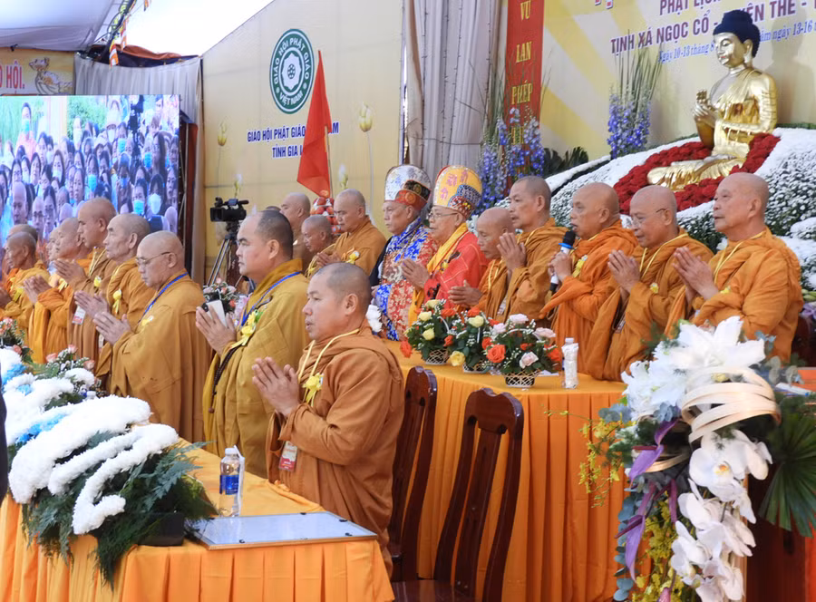  Các vị cao tăng và chức sắc thuộc Giáo đoàn III hệ phái khất sĩ Giáo hội Phật giáo Việt Nam đang thực hiện nghi thức cầu nguyện hoà bình quốc thái dân an tại Đại lễ. Ảnh: Thanh Nhật