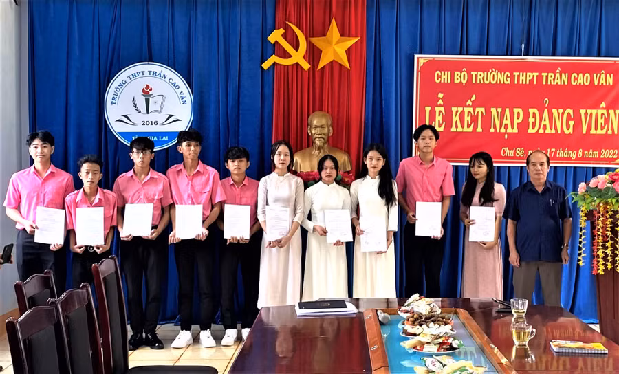 Ông Lê Đình Huấn, Phó BT huyện ủy Chư Sê trao QĐ kết nạp Đảng cho các em học sinh lớp 12. Ảnh: Hà Đức Thành