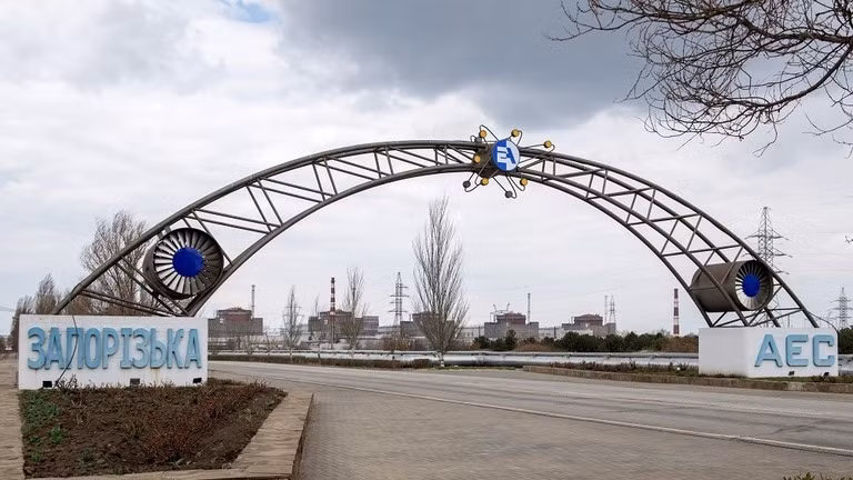 Lối vào nhà máy điện hạt nhân Zaporizhzhia ở Energodar tháng 5.2022. Ảnh chụp màn hình