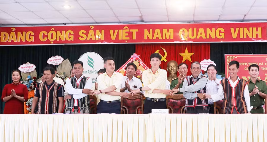 Các già làng, người có uy tín trên địa bàn huyện Chư Păh và cán bộ, công nhân Công ty TNHH một thành viên Cao su Chư Păh ký kết quy ước thực hiện phong trào “Toàn dân bảo vệ an ninh Tổ quốc”. Ảnh: Quang Tấn