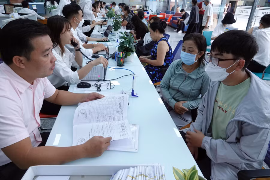Thí sinh và phụ huynh tìm hiểu, nộp hồ sơ theo phương thức xét tuyển học bạ. Ảnh: Đào Ngọc Thạch