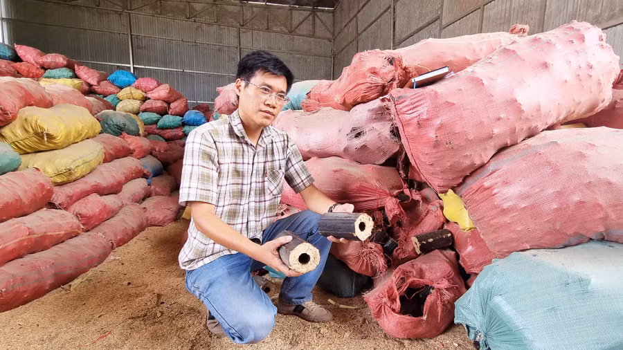 Sử dụng than củi làm từ vỏ trấu của Công ty cổ phần Hòa Phú Gia Lai (thị xã Ayun Pa) là một trong những giải pháp góp phần bảo vệ môi trường. Ảnh: Nguyễn Quang
