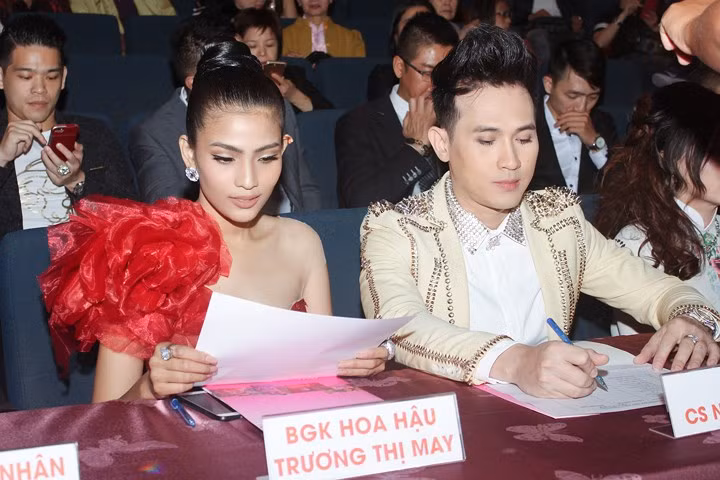 Ca sĩ Nguyên Vũ cũng trong vai trò BGK của cuộc thi. Ca sĩ Nguyên Vũ cũng trong vai trò BGK của cuộc thi.