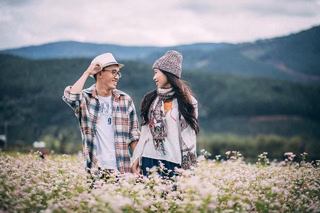 Vào dịp sinh nhật người yêu, Thanh Cảnh đã bí mật để nhẫn cầu hôn vào hộp quà khiến Kim Ngân bất ngờ không nói nên lời. Vào dịp sinh nhật người yêu, Thanh Cảnh đã bí mật để nhẫn cầu hôn vào hộp quà khiến Kim Ngân bất ngờ không nói nên lời.