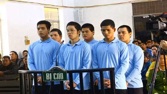Các bị cáo tại phiên xét xử.