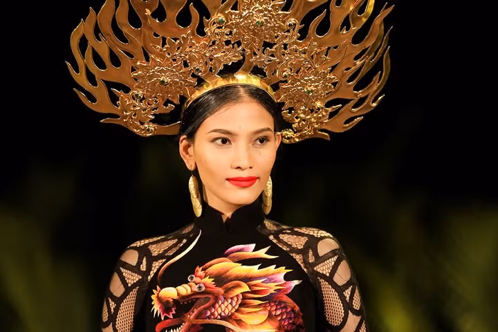 Không chỉ là nàng thơ đặc biệt gần như góp mặt trong hầu hết các show của NTK Đinh Văn Thơ, với “Tay”, Trương Thị May còn được lựa chọn là người mở màn cho cả 3 phần của bộ sưu tập.
